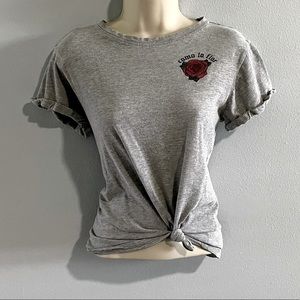 ✨5 for $15 - Vibe N’ Selena Como La Flor Gray Tee with front knot Medium